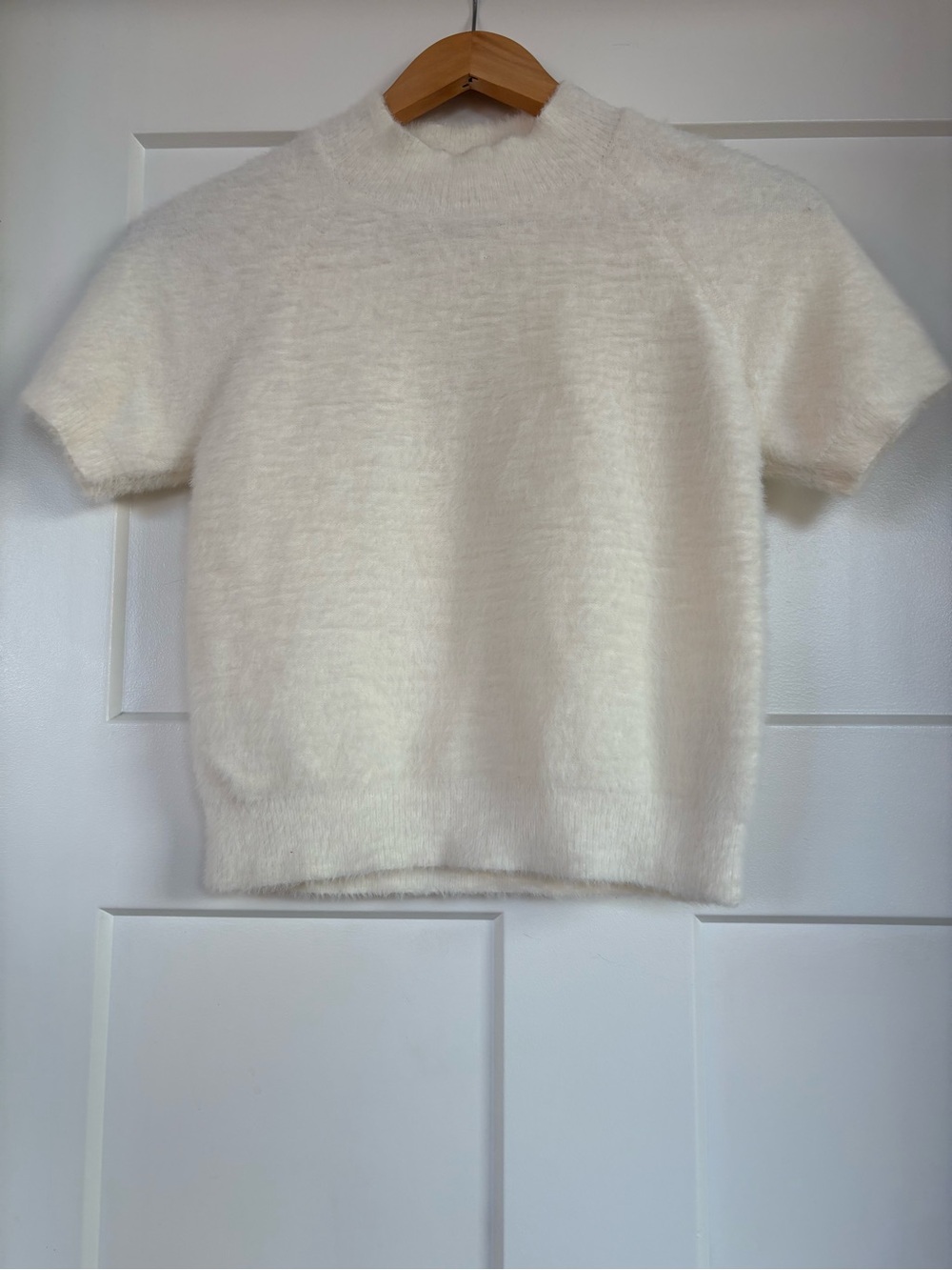 Pelicro Cream Short-Sleeve Fuzzy Sweater Size Small